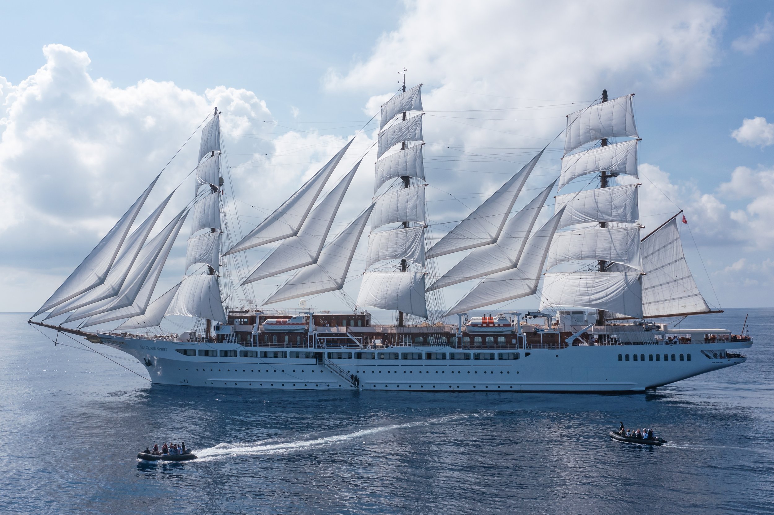 SEA CLOUD SPIRIT och Zodiacbåtar