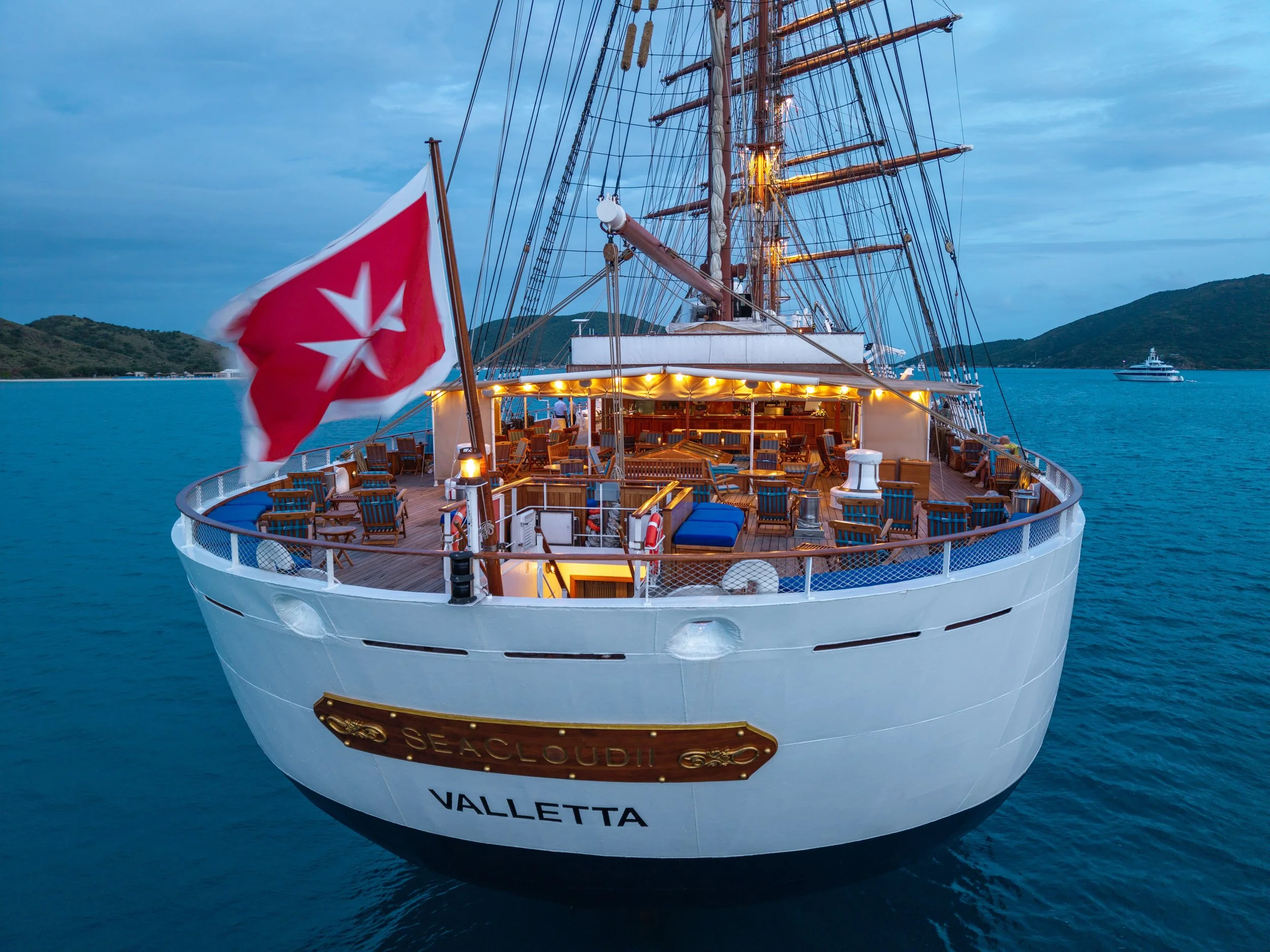 SEA CLOUD II i kvällsljus