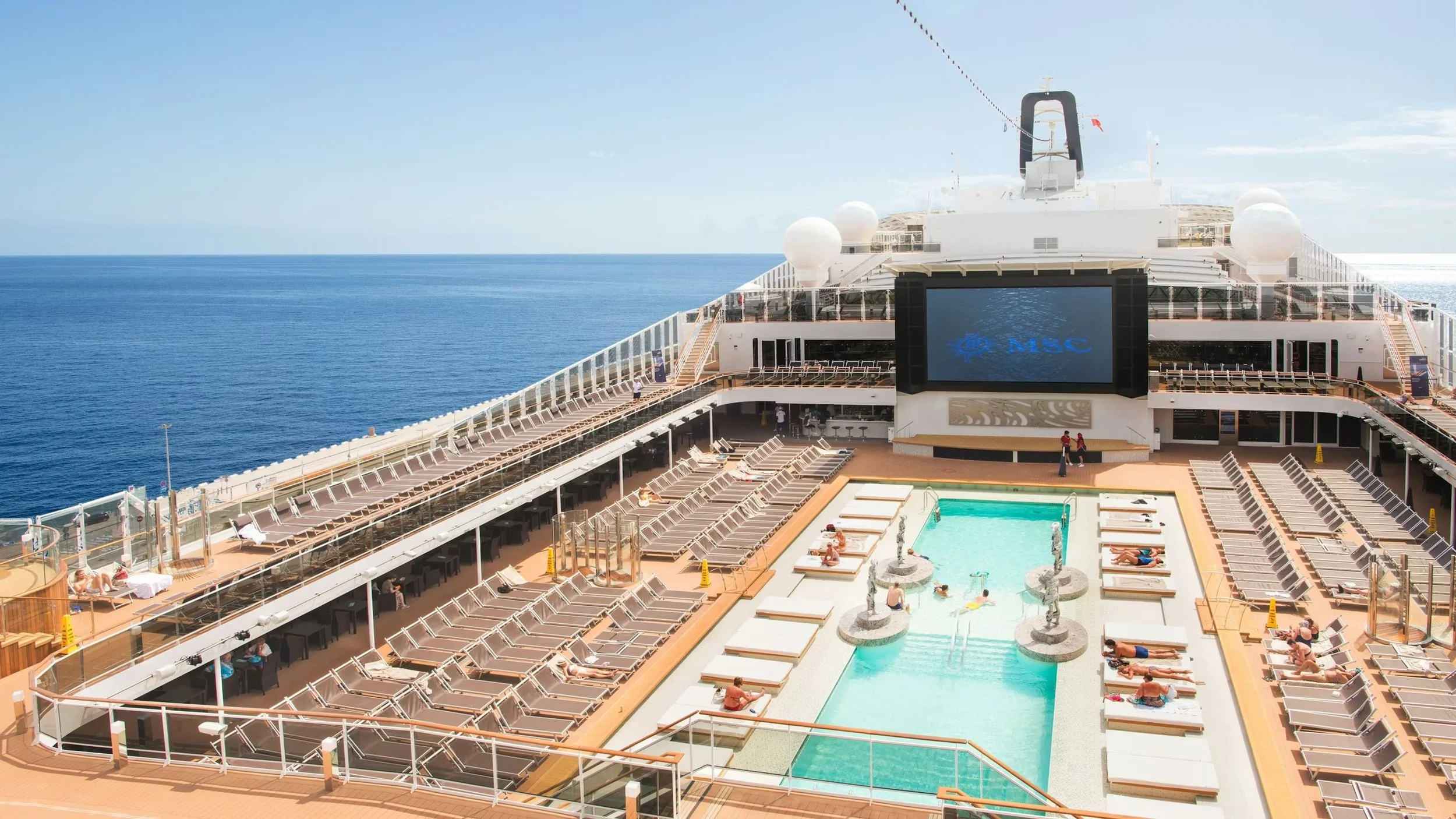 Poolområde ombord på MSC Virtuosa