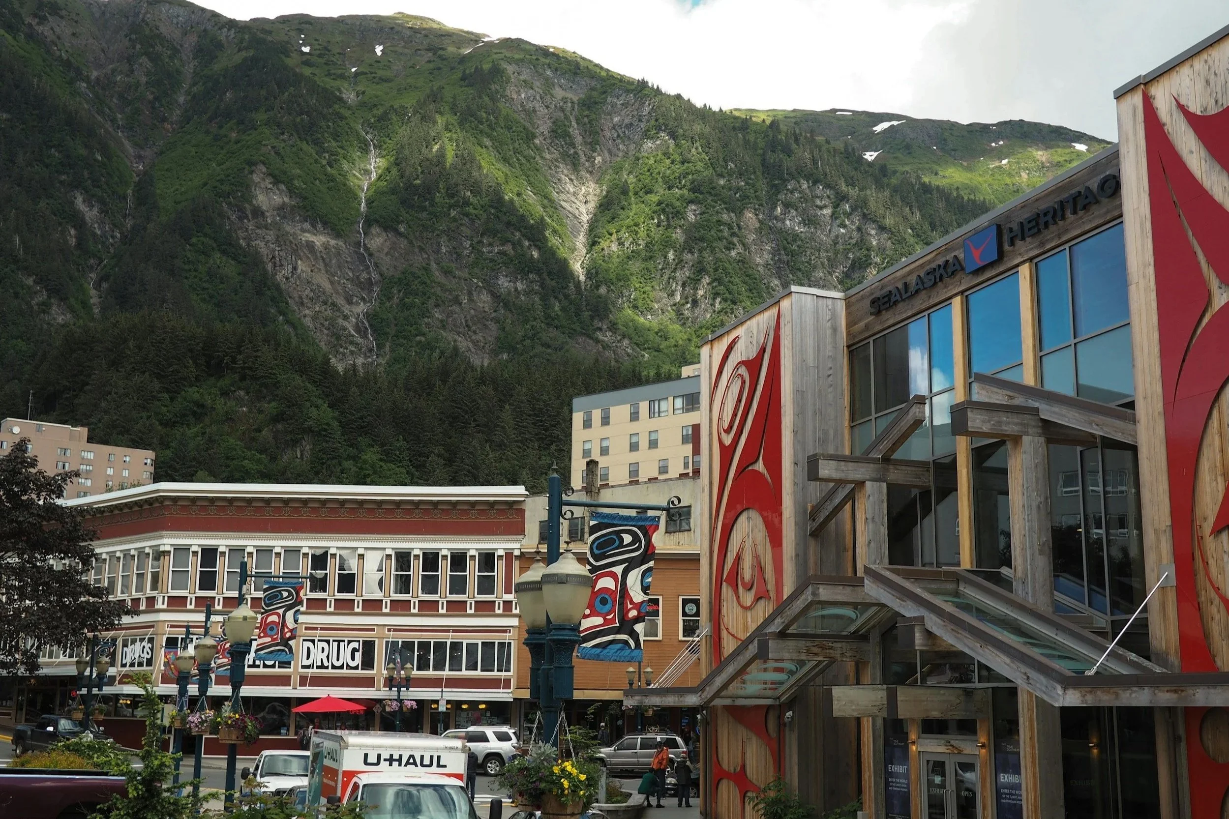Juneau i Alaska omgivet av berg och vatten