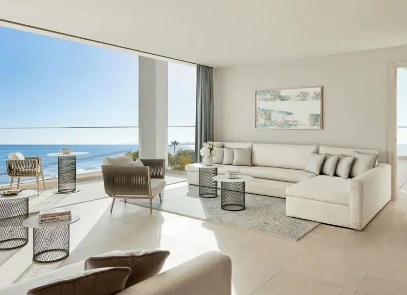 Deluxe Two Bedroom Suite
  
Denna rymliga och rofyllda svit är en oas av lugn, med generösa ytor och en elegant balkong som bjuder på fängslande panoramautsikt. En idealisk plats att dela minnesvärda stunder på, omgiven av Andalusiens charm. Här vänt