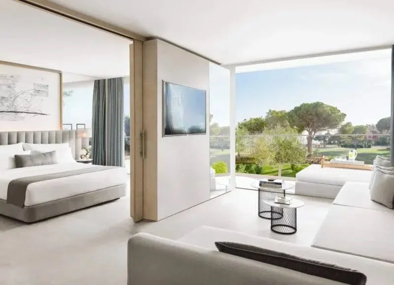 Svit med ett sovrum  
En utsökt familjevänlig svit med möjlighet till angränsande rum, som kombinerar ljus och öppen yta med lugn och avskildhet. Panoramafönster fyller sviten med ljus och erbjuder direkt utsikt över Medelhavet eller frodiga trädgård