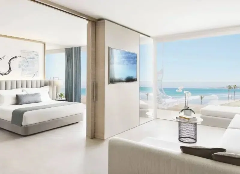 Deluxe-svit med Ett Sovrum.
  
Fylld med naturligt ljus och avslappnad medelhavscharm erbjuder denna Deluxe-svit absolut komfort för hela familjen. Panoramafönster leder ut till en fantastisk privat balkong med strålande utsikt – den perfekta platse