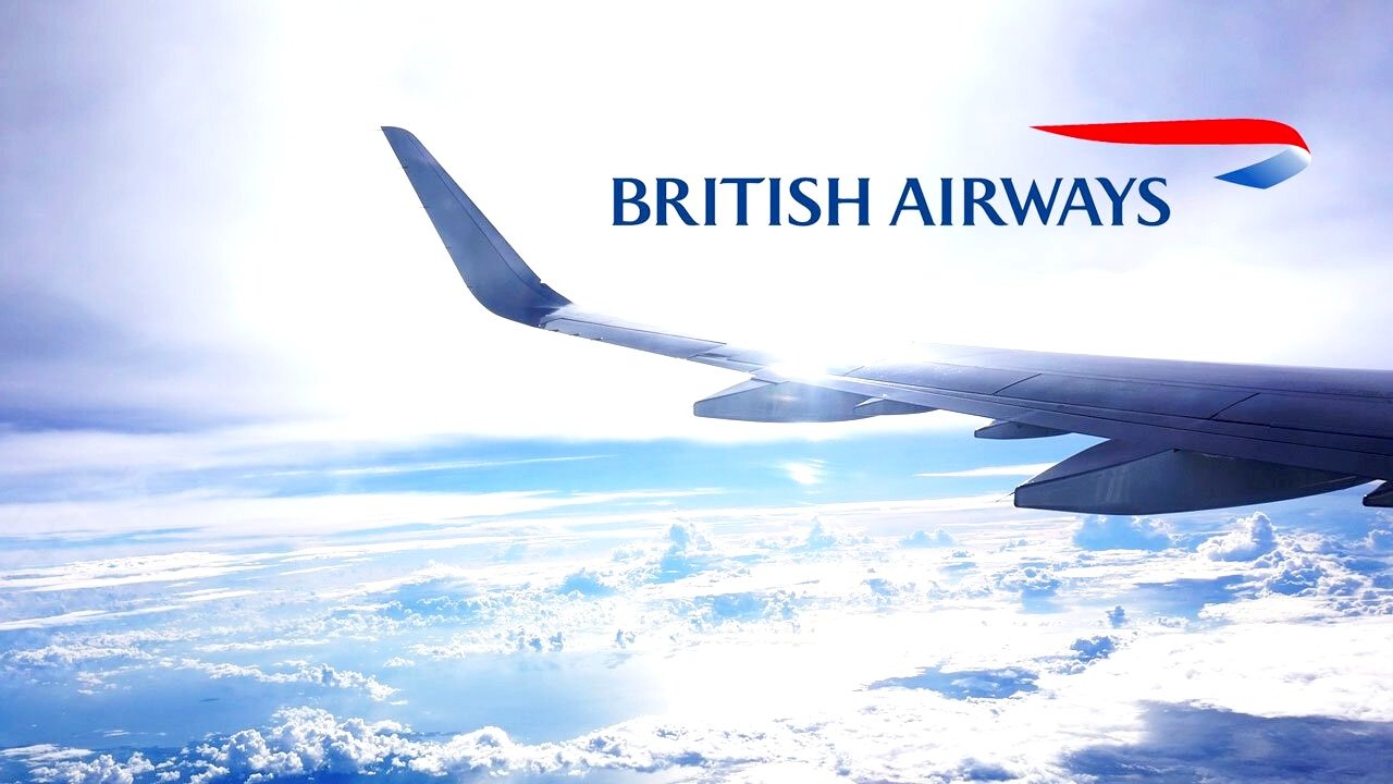 Flygplansvinge mot en klar himmel med "British Airways" logotypen.