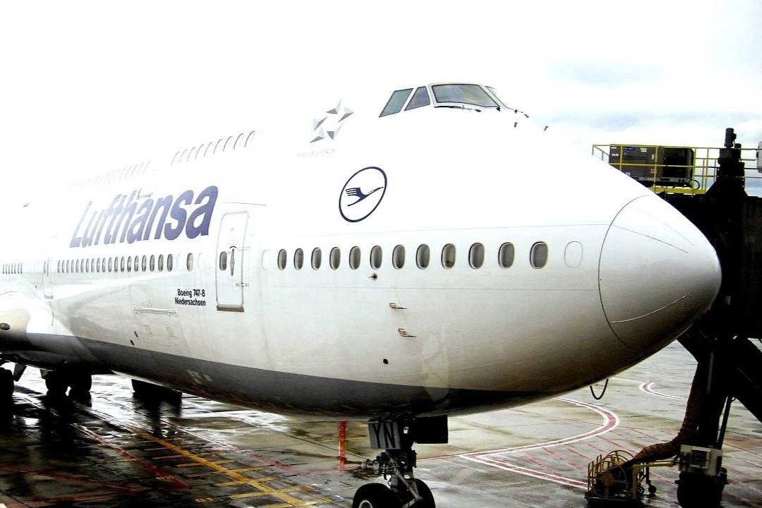 Ett Lufthansa-flygplan av typen Boeing 747 på en flygplats.