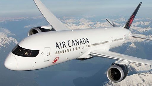 "Air Canada-flygplan i luften ovanför snötäckta berg."