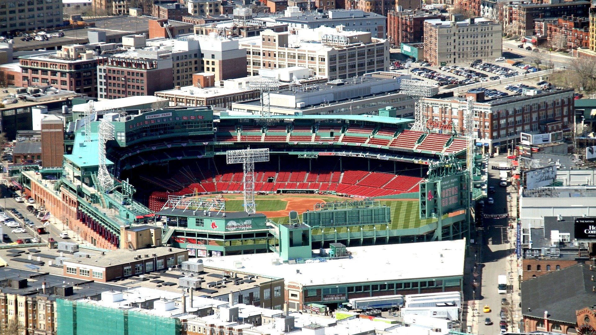 Flygfoto av Fenway Park, ett basebollstadion i Boston, omgiven av stadslandskap.