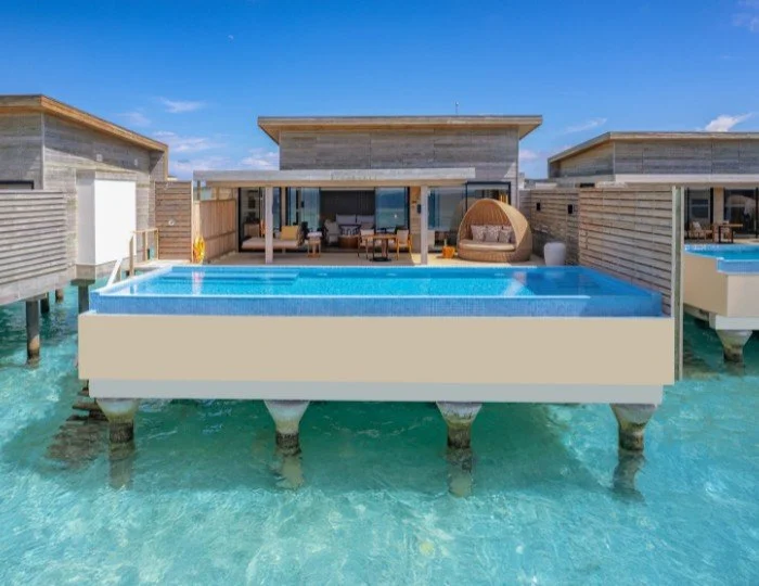 Lyxig vattenvilla med privat pool, solstolar och havsutsikt på en tropisk plats.