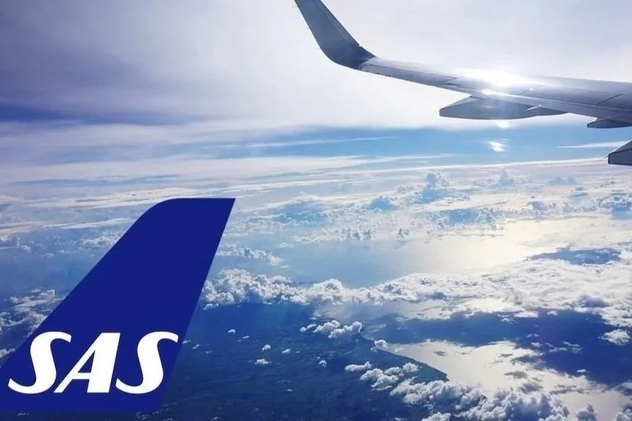 Flygplansvinge med SAS-logga