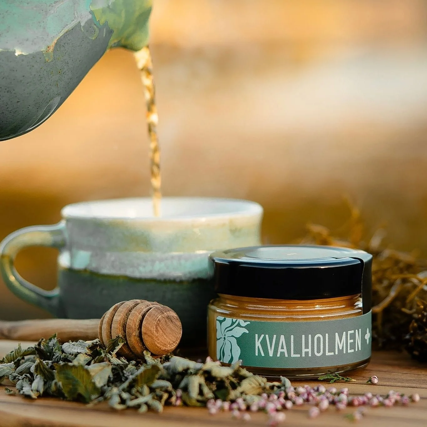 Tusen takk til alle som bes&oslash;kte oss p&aring; Verdensarvsenterets julemarked i dag. I morgen kommer vi til gammelbutikken p&aring; Hildurs sammen med @dragereiret 🎄
Vi har med oss honning fra b&aring;de Vega og verdensarv&oslash;ya Kvalholmen 