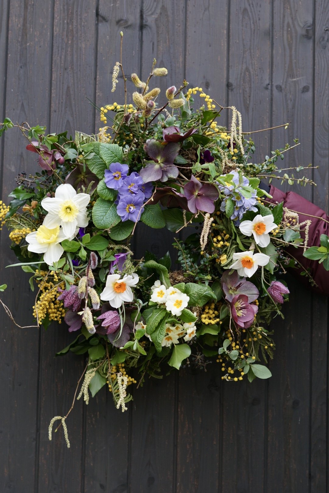 how to make a spring wreath with spring bulbs and primroses
