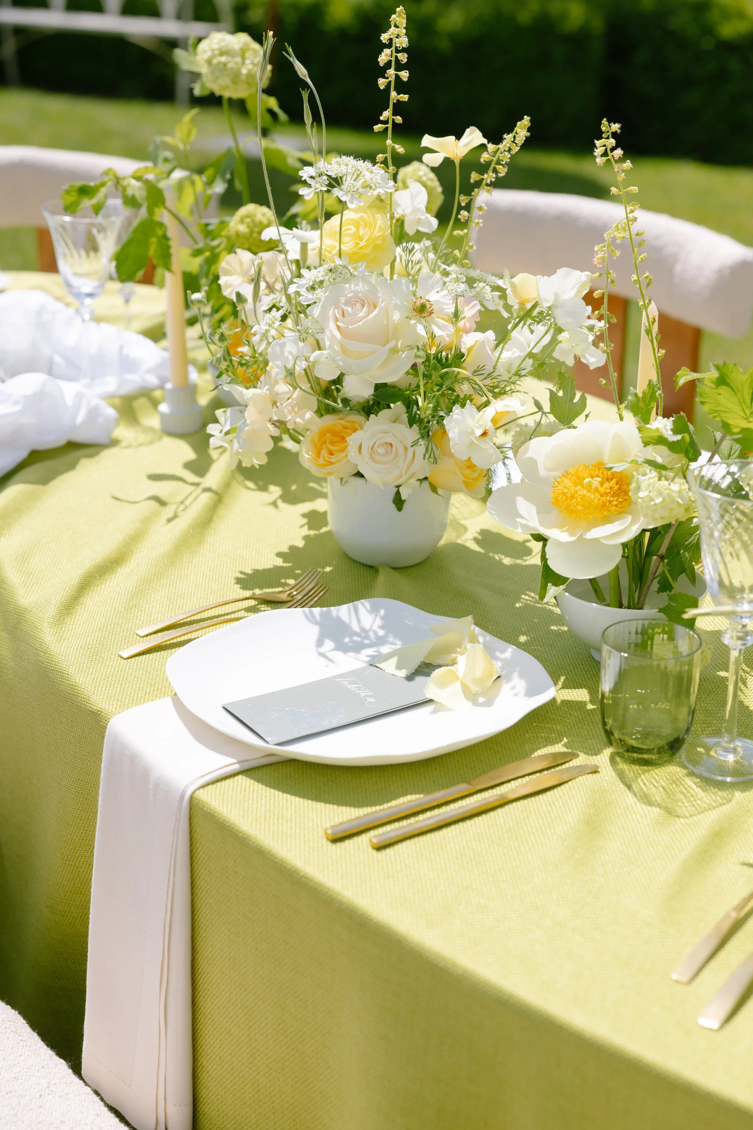 butter yellow wedding flowers tablescape at Euridge Manor