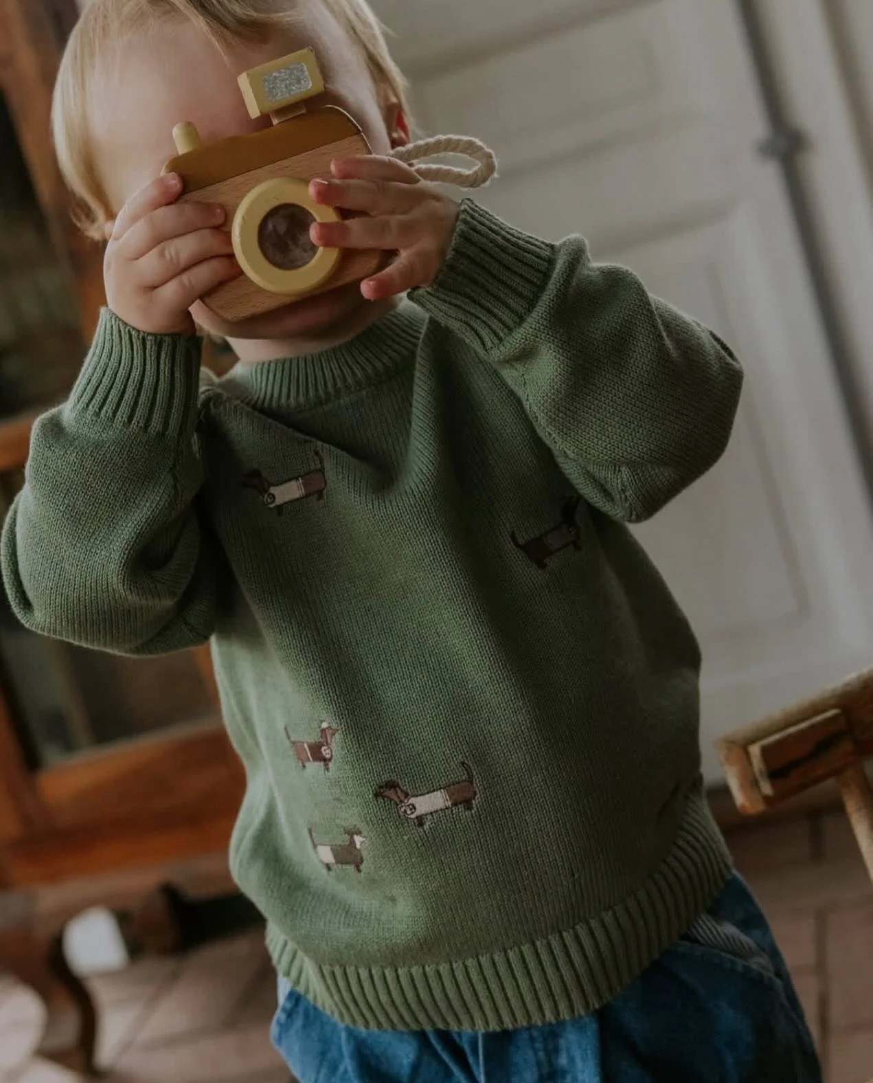 Mahdi dog pullover. 🐾
a classic knit in organic cotton, finished with embroidered dachshunds