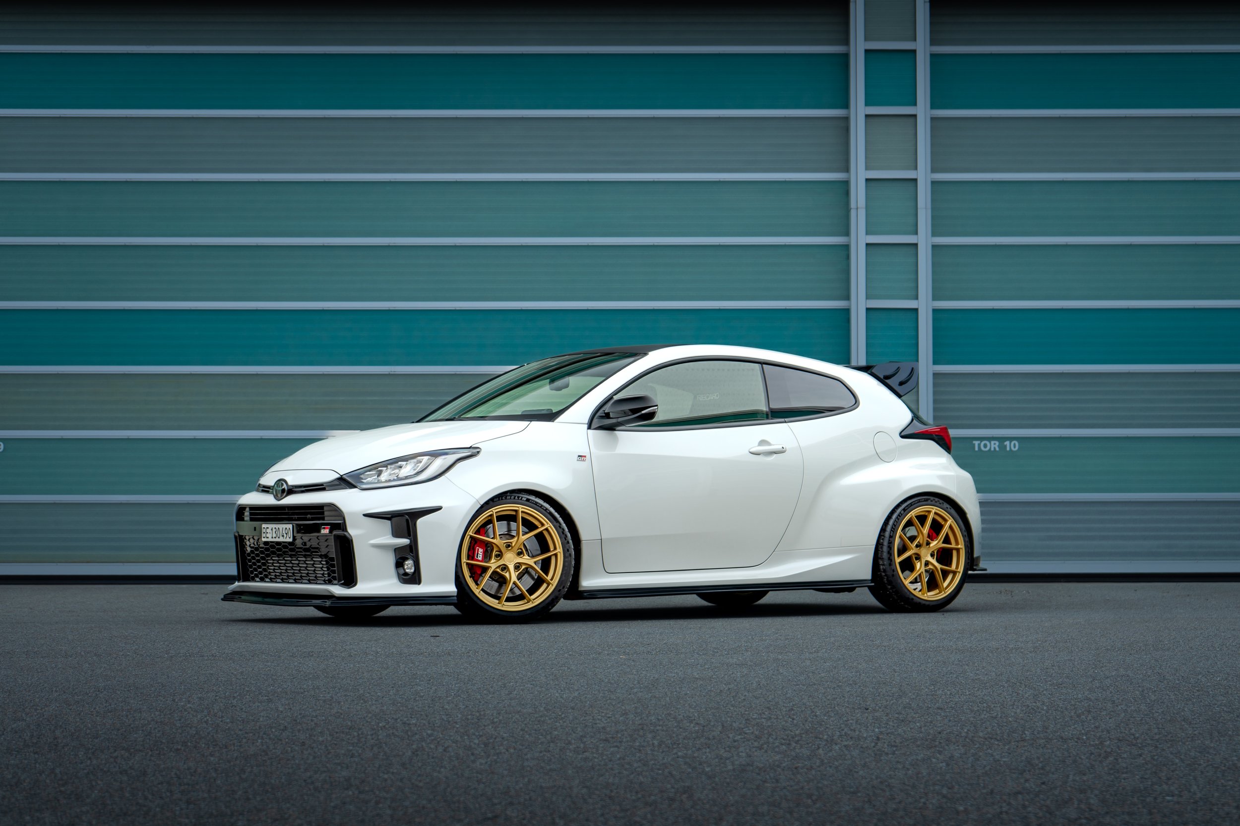 Tuning-Inspiration: Toyota GR Yaris mit individuellem Felgensatz und Sportfahrwerk. Perfekte Kombination aus Performance und Ästhetik.