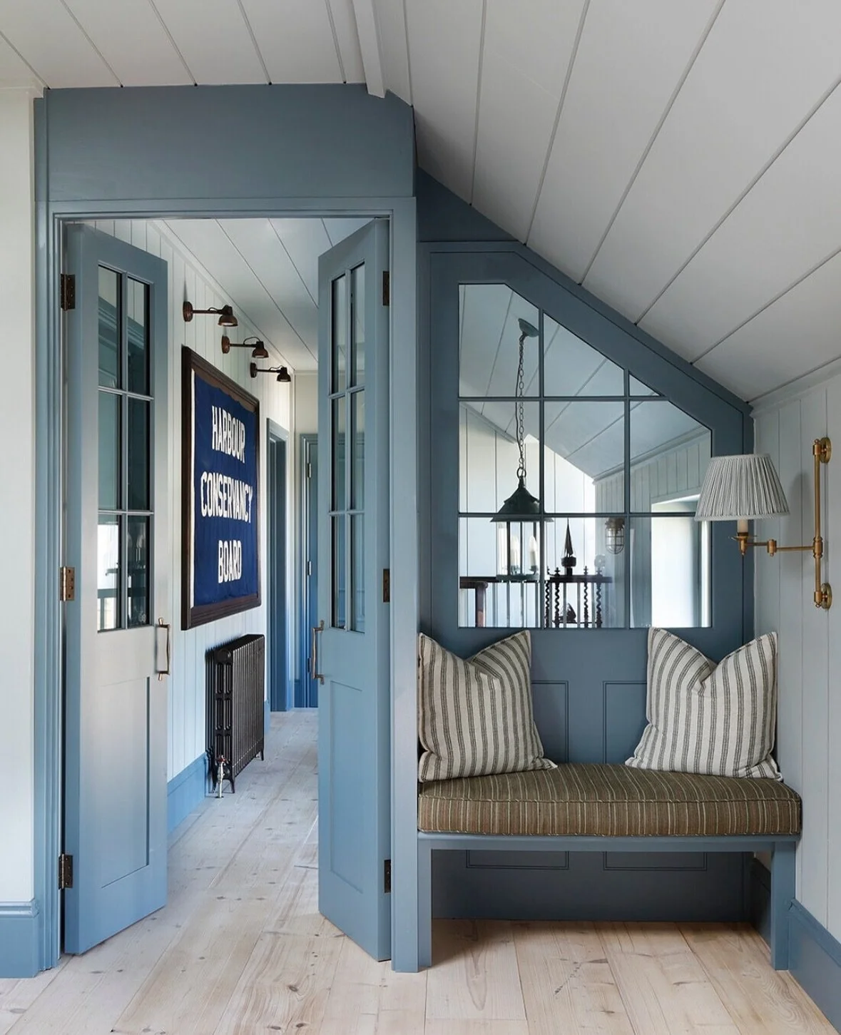 Entrance halls with storage, style and a spot to sit 🏡 

✨ @haminteriors 
✨ @hughesandlutzinteriors 
✨ @rebecca.hughes.interiors 
✨ @harriethughesinteriordesign 

#interior #interiordesign #design #homedecor #home #architecture #decor #furniture #ho