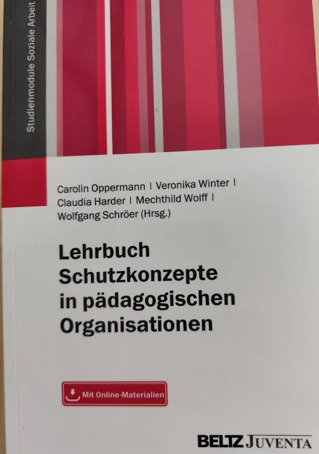 Lehrbuch Schutzkonzepte.jpg