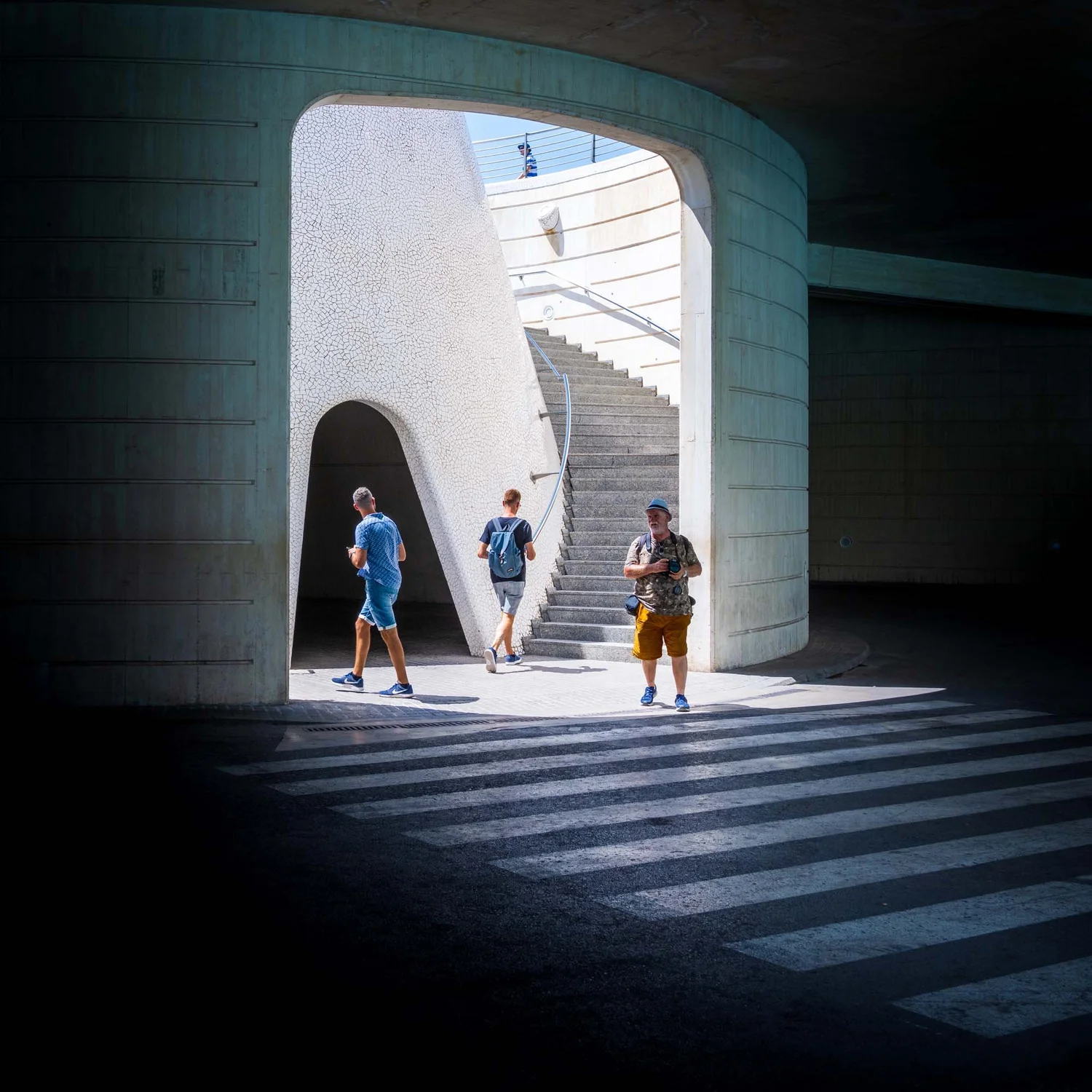Mennesker ved kurvet moderne arkitektur fotograferet af Mali Davies