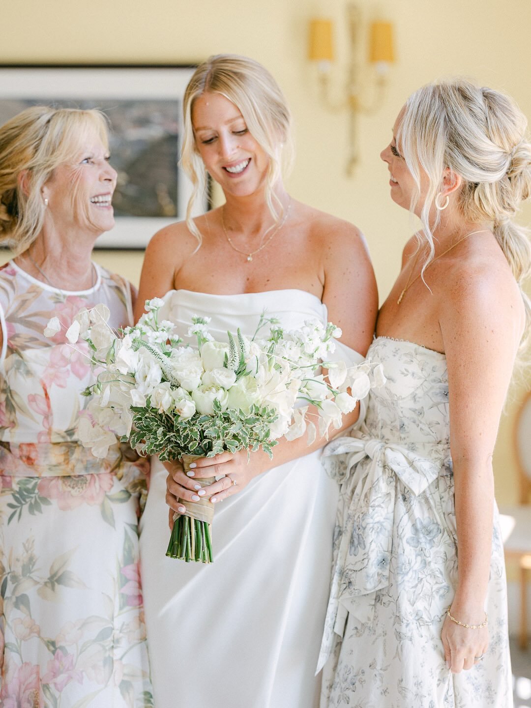 Laura &amp; Pedro.

Laura&rsquo;s getting ready had it all: fun (lots of it!), beautiful portraits, family time. It was absolutely amazing! ❤️

Planner: @helloportugalevents 
Venue: @vintagedouro 
Photography: @elsaandruiweddings
Video: @videoart_sto