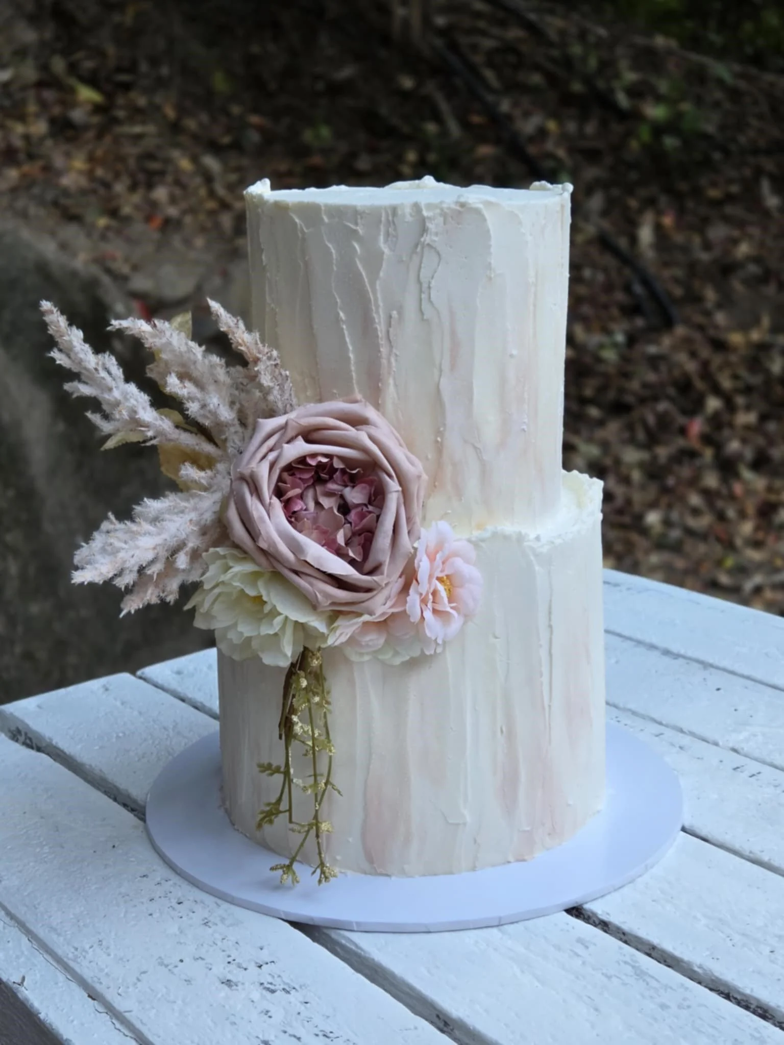 Neutral with flowers - white cake.jpg