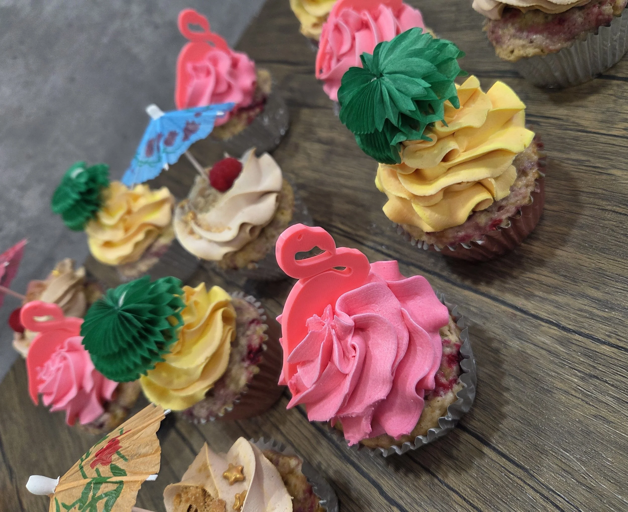 Tropical flamingo cupcakes b.jpg