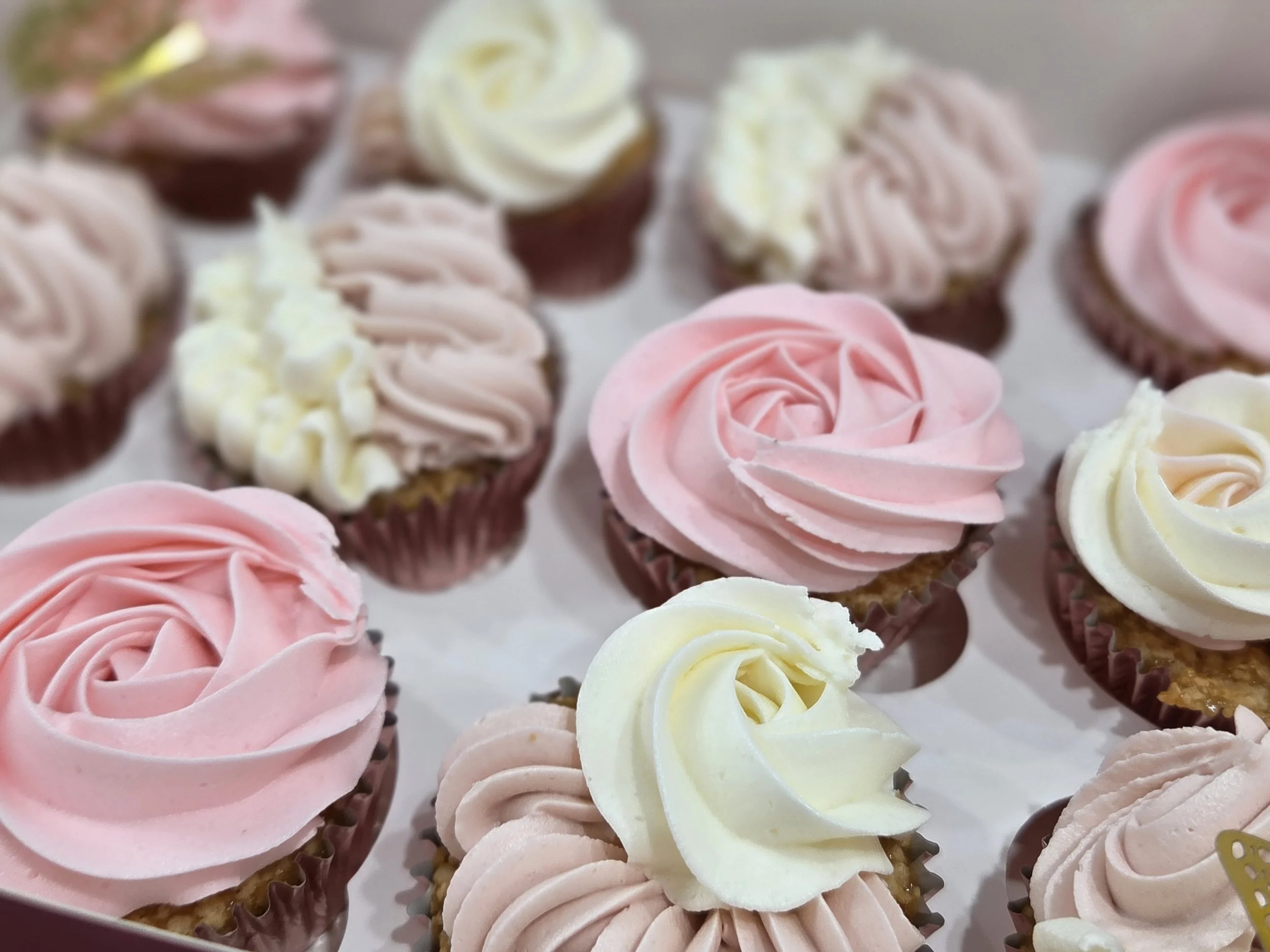 Baby shower cupcakes - pink-white.jpg