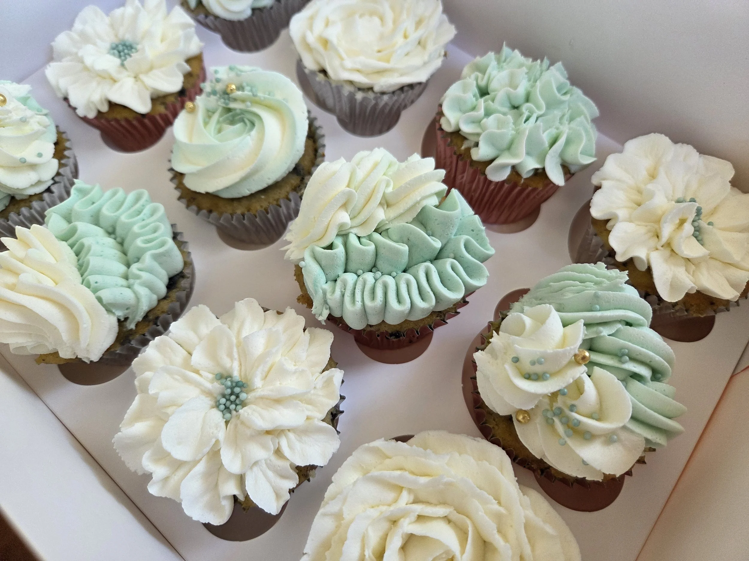 Green-white cupcakes.jpg