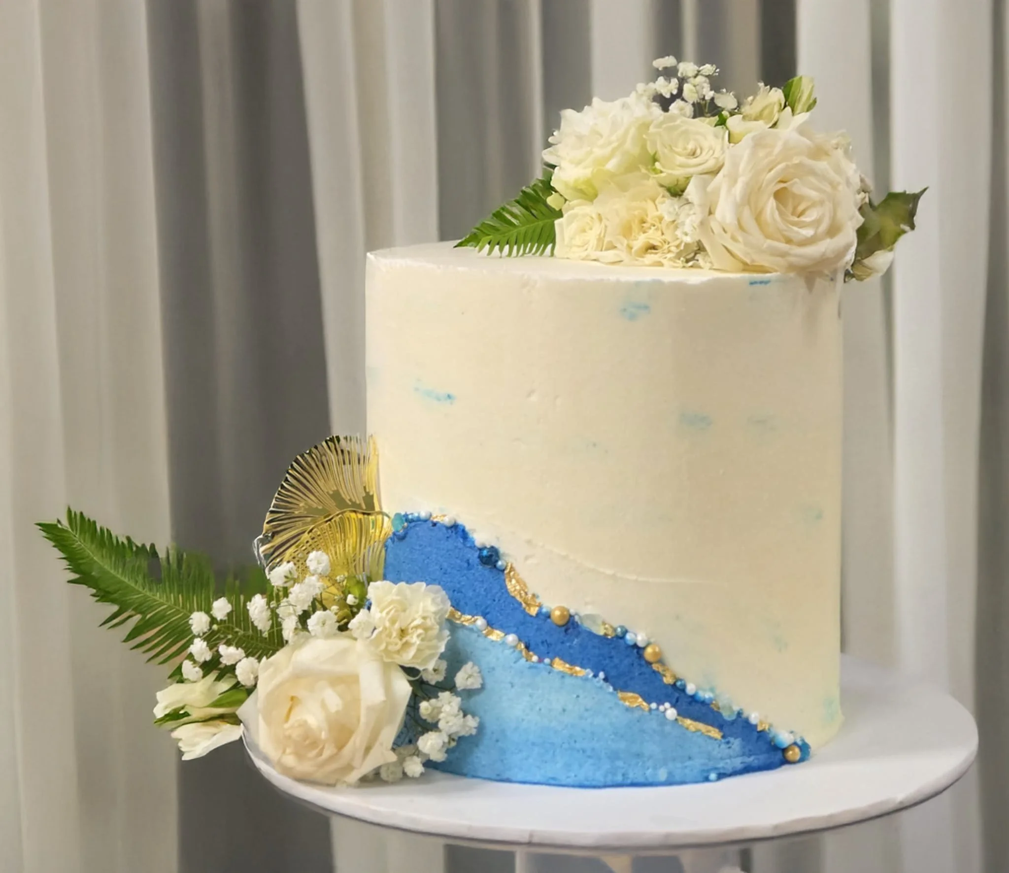 Blue-white wedding cake.jpg