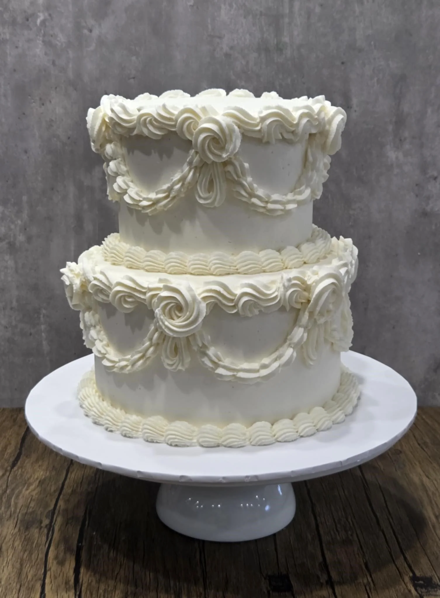 White lambeth style wedding cake.jpg