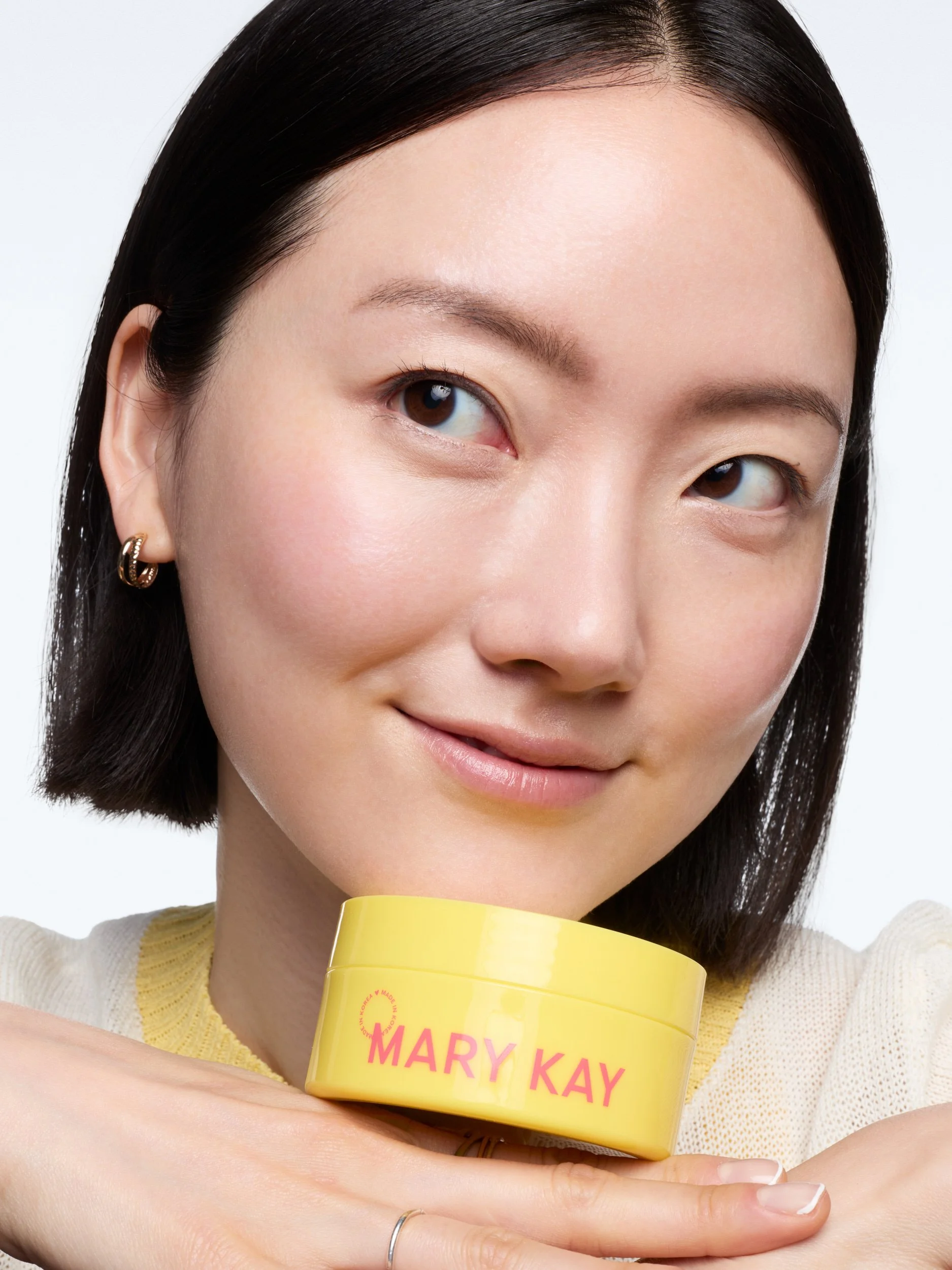 joshua-pestka-mary-kay-k-beauty-snail-gel-patches-yellow-jar-chin-on-hands-smile.jpg