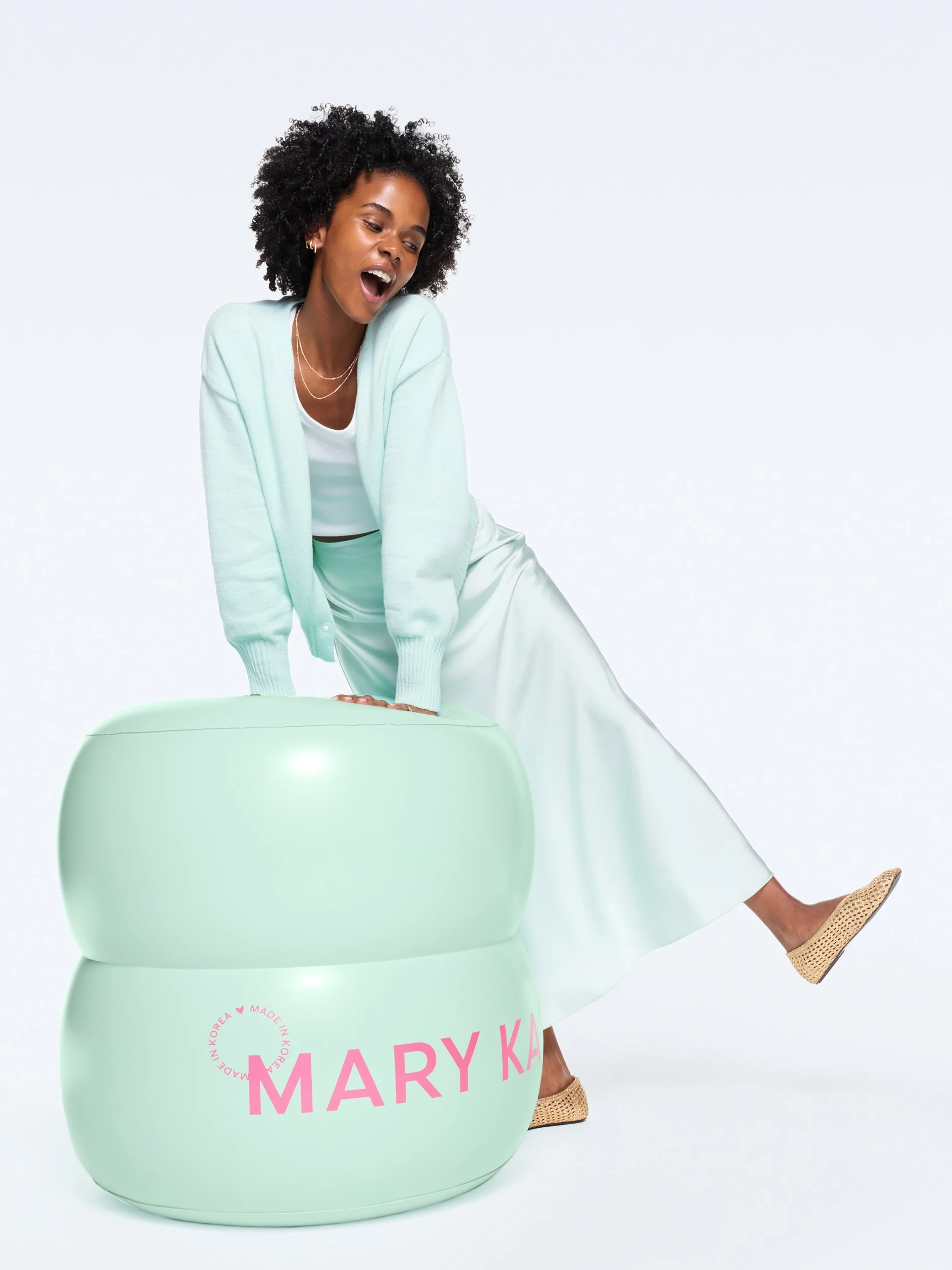 joshua-pestka-mary-kay-k-beauty-curly-hair-model-mint-inflatable-jar-kick.jpg