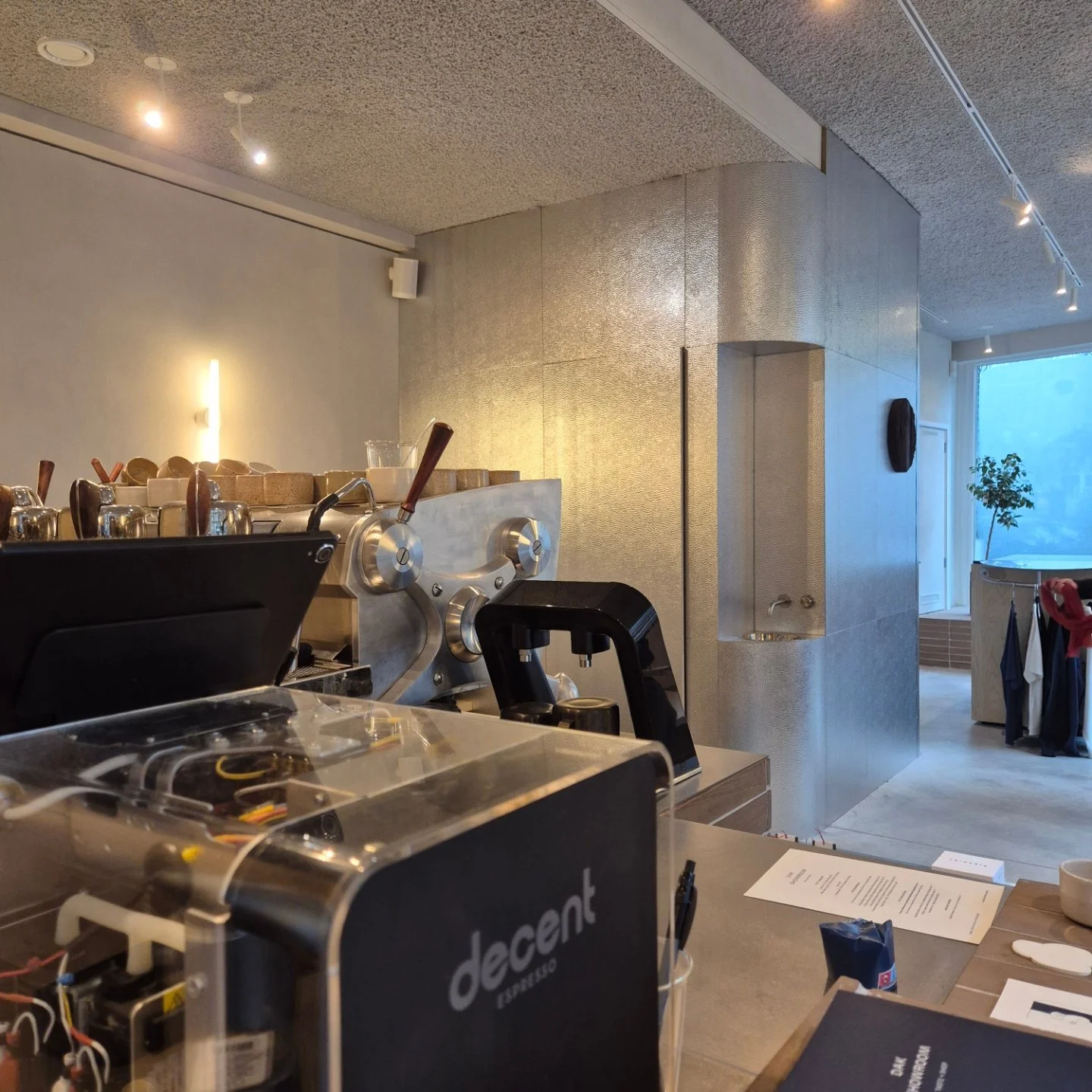 🎉 Big congratulations to @dakcoffeeroasters on the opening of their stunning new caf&eacute;! ☕✨ This isn&rsquo;t just any coffee spot&mdash;it&rsquo;s a must-visit for all coffee lovers. With cutting-edge technology, exceptional coffee craftsmanshi