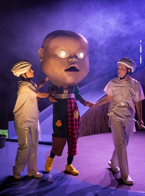 ALLA HETER KNUT (och den värdelösa konsten att glömma hur man dör nyfiken) 2024
Giant baby head made by me, for Moomsteatern and the play 'Alla Heter Knut', by Amelie Nörgaard and Nic Schröder. Stage and costume design by Emilia Bongilaj.
Photo by