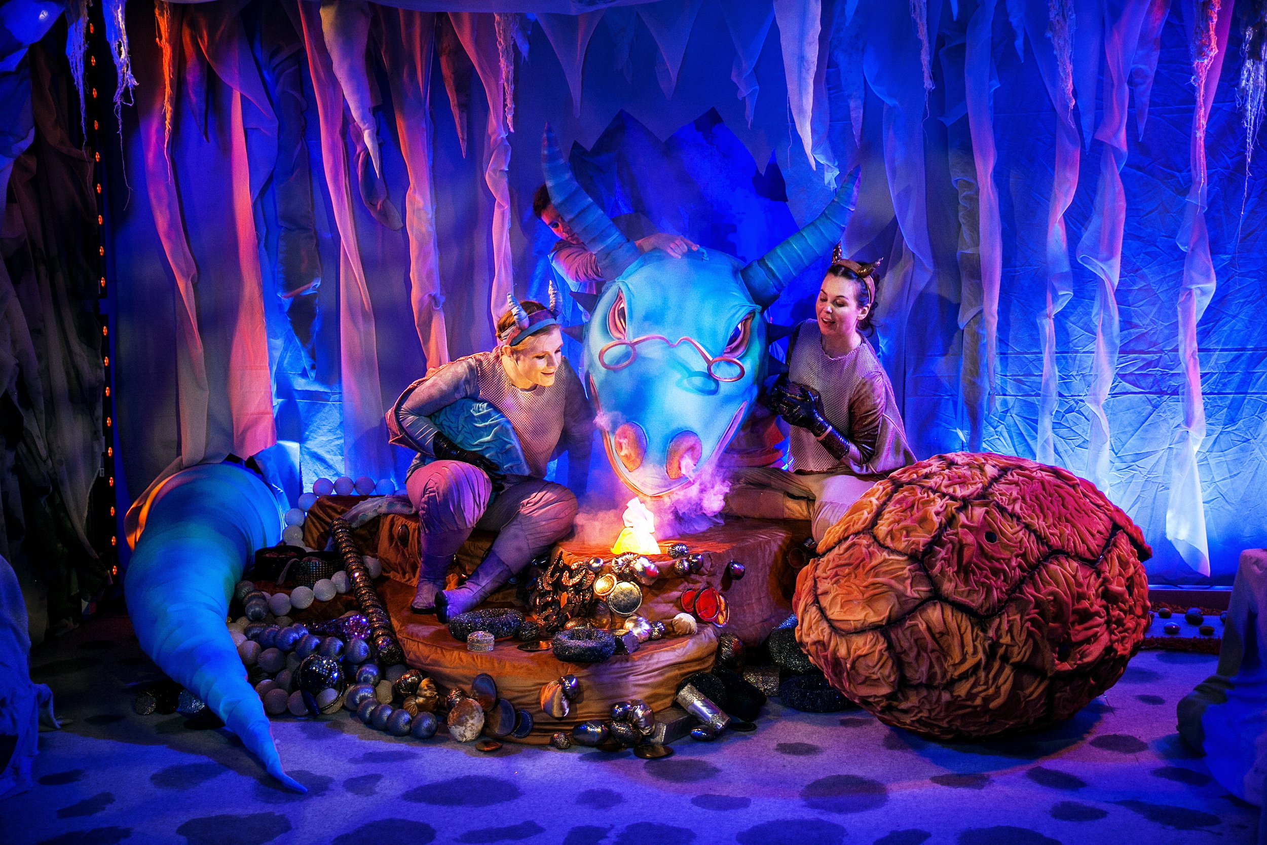 Stage design and props/puppets for kids play Drakungar at Teater 23