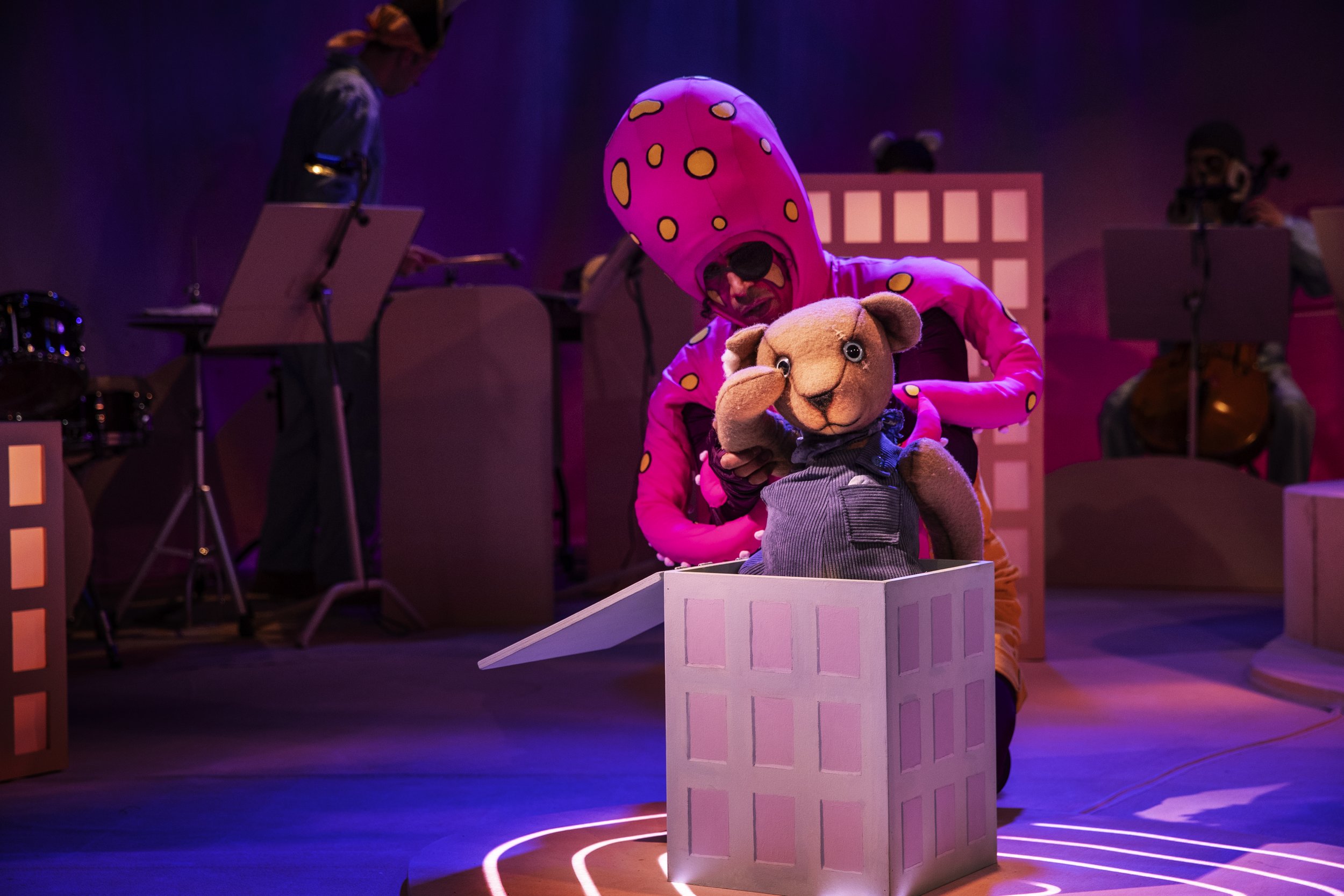 Childrens Opera based on the book with the same title. 'Nalle Havsöga' for Malmö Opera
Music composer: Tania Naranjo
Librettist: Sofia Westerlund
Director: Hillevi Björnsson
Scenography, costume and makeup design, and puppets: Elin Adler
Photo by: Em