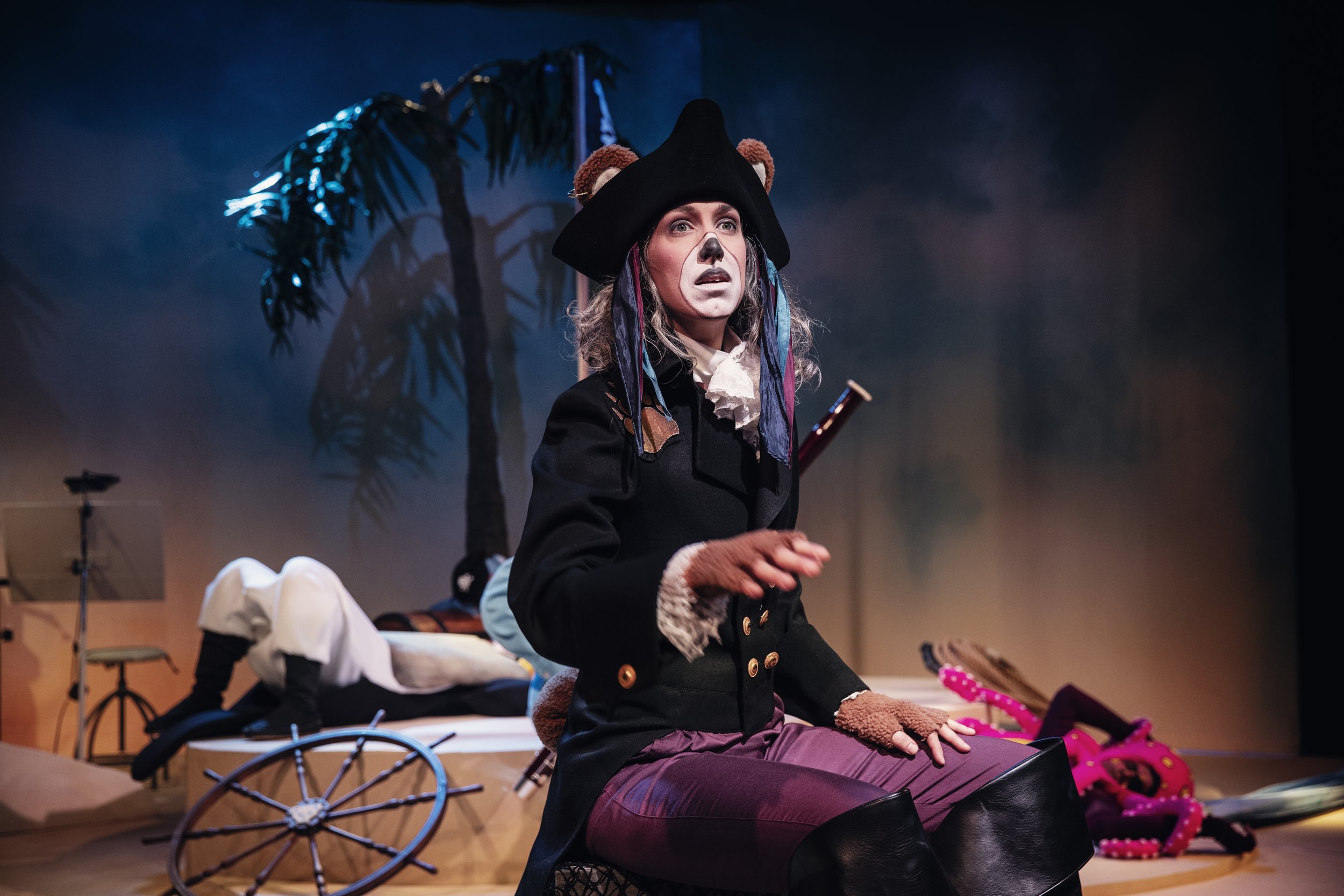 Childrens Opera based on the book with the same title. 'Nalle Havsöga' for Malmö Opera
Music composer: Tania Naranjo
Librettist: Sofia Westerlund
Director: Hillevi Björnsson
Scenography, costume and makeup design, and puppets: Elin Adler
Photo by: Em