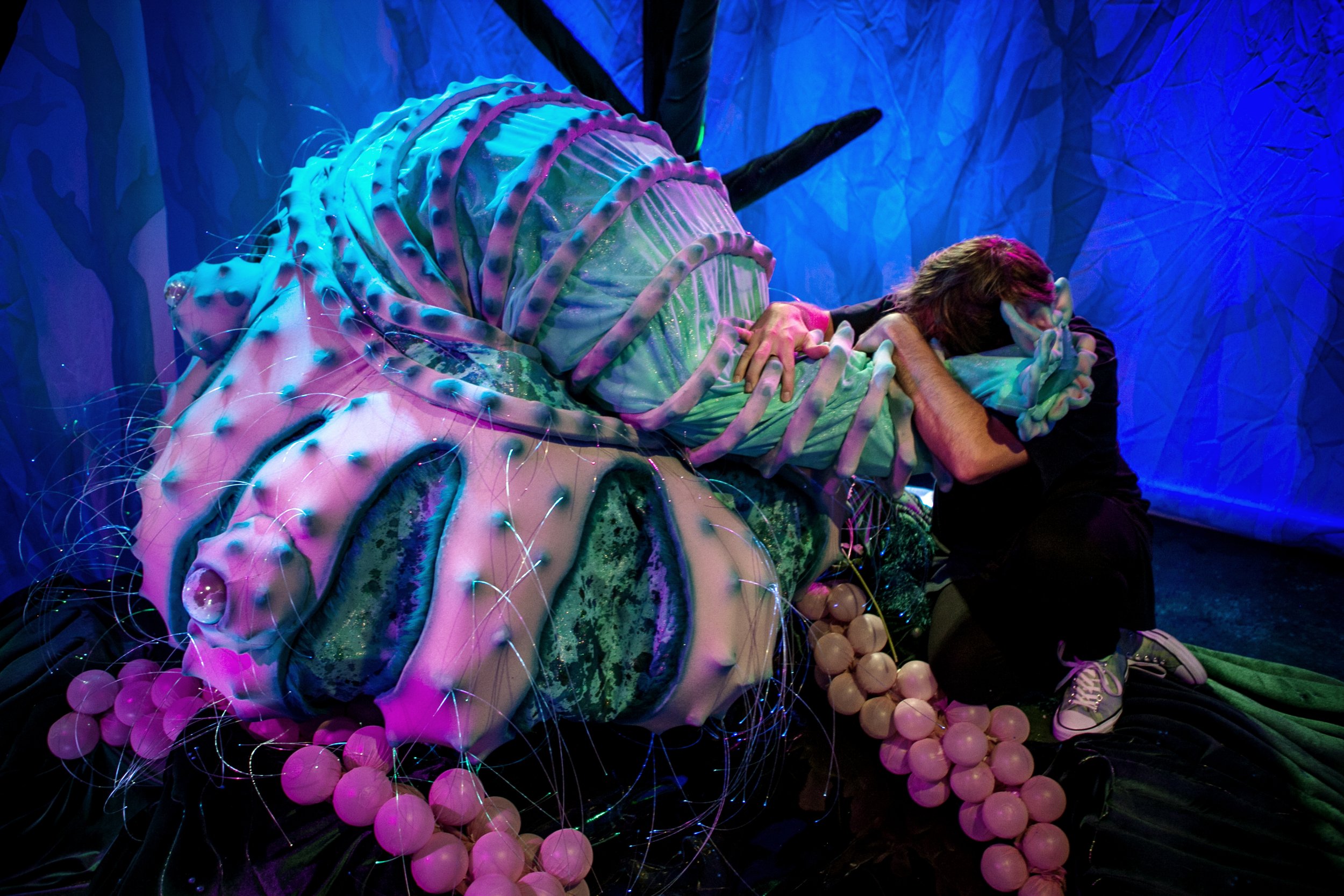 VÄSEN 2018
A play by Iben West.
Stage Design by Evelina Johansson.
I created the creature, a puppet puppeteered from the inside, able to talk and grab things with it's mouth and make gestures with its long, retractable neck.
Photo by: Amelie Her
