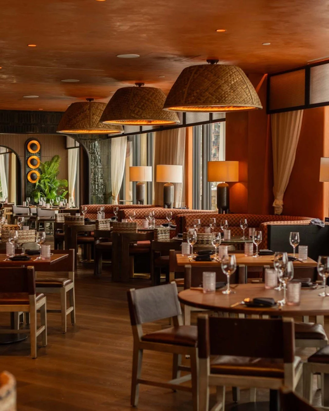Setting the scene with golden light, vibrant energy, and the kind of atmosphere that turns a simple dinner into a night to remember 🔥 

#torosnowmass #toro #chefrichardsandoval #snowmasslocal #viceroysnowmass @chefrichardsandoval
