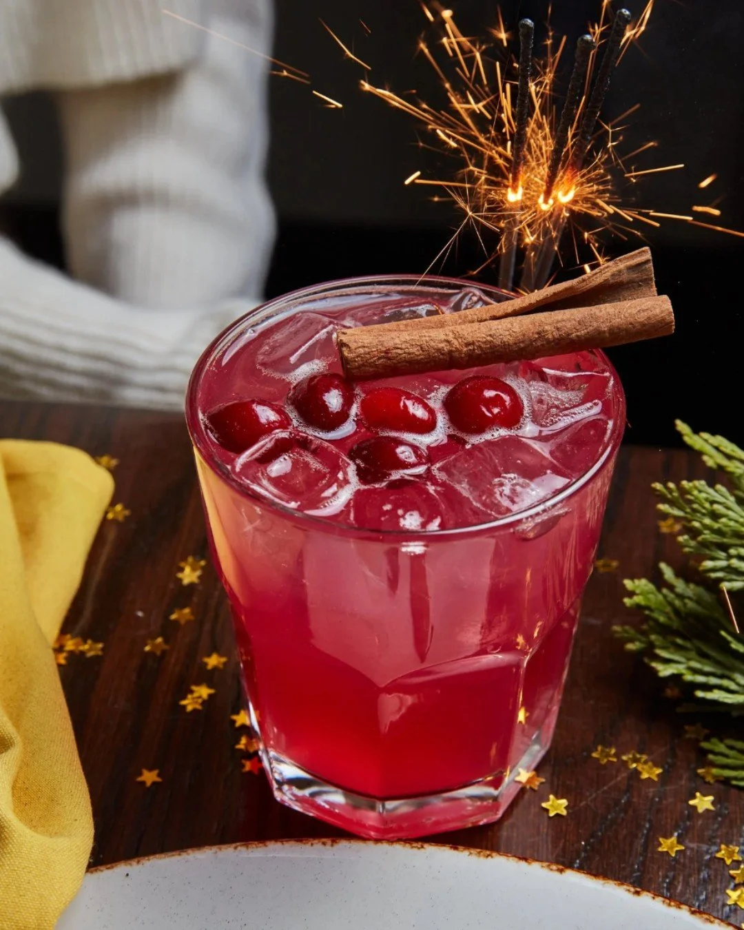 Bring  Chef Richard Sandoval's holiday flavor home with the Feliz Margarita recipe 🎄 This bright and refreshing cocktail will add a twist to any gathering and make the spirit of the season come alive with every sip. See the recipe below: 

INGREDIEN