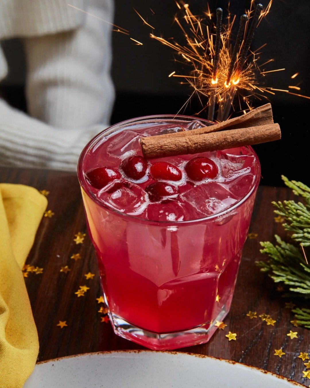 Bring  Chef Richard Sandoval's holiday flavor home with the Feliz Margarita recipe 🎄 This bright and refreshing cocktail will add a twist to any gathering and make the spirit of the season come alive with every sip. See the recipe below: 

INGREDIEN