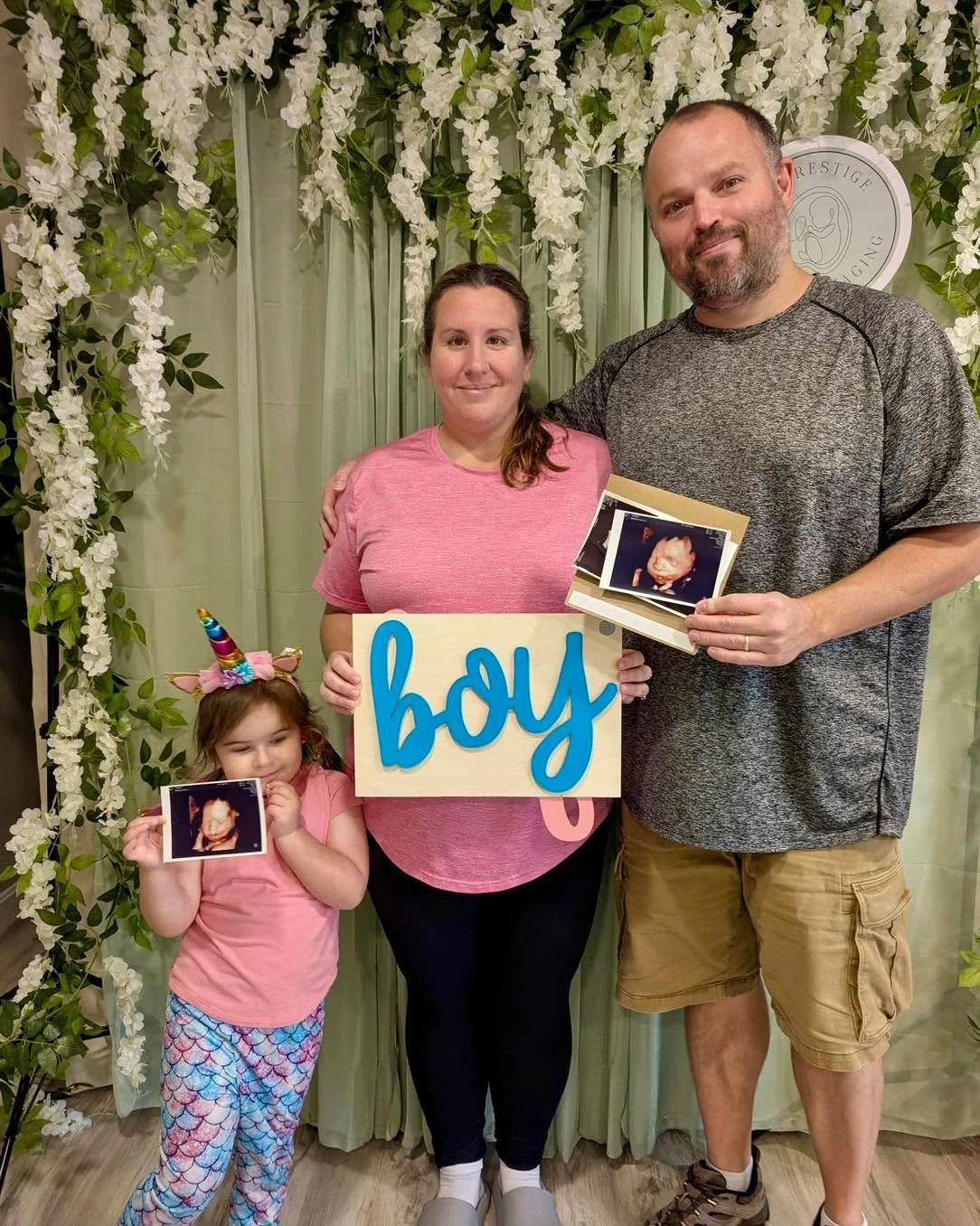 We were thrilled to share this heartwarming moment with an amazing couple expecting their precious baby boy! 
Their adorable little one is going to have a fabulous big sister, rocking her unicorn outfit! 🦄💖 

We captured some incredible 3D/4D image