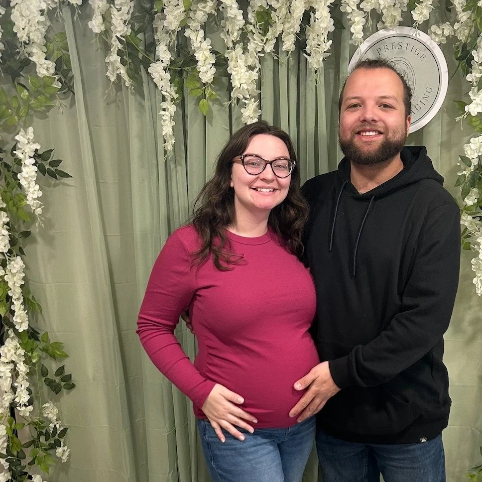 How exciting?! - this super cute couple is expecting their first baby! 💛
We are so incredibly happy for you both and honored that you trusted us to be part of such a meaningful journey. Sharing these first glimpses of your little one is truly specia