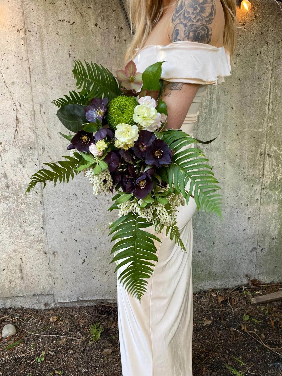 Bride holding flowers.jpg