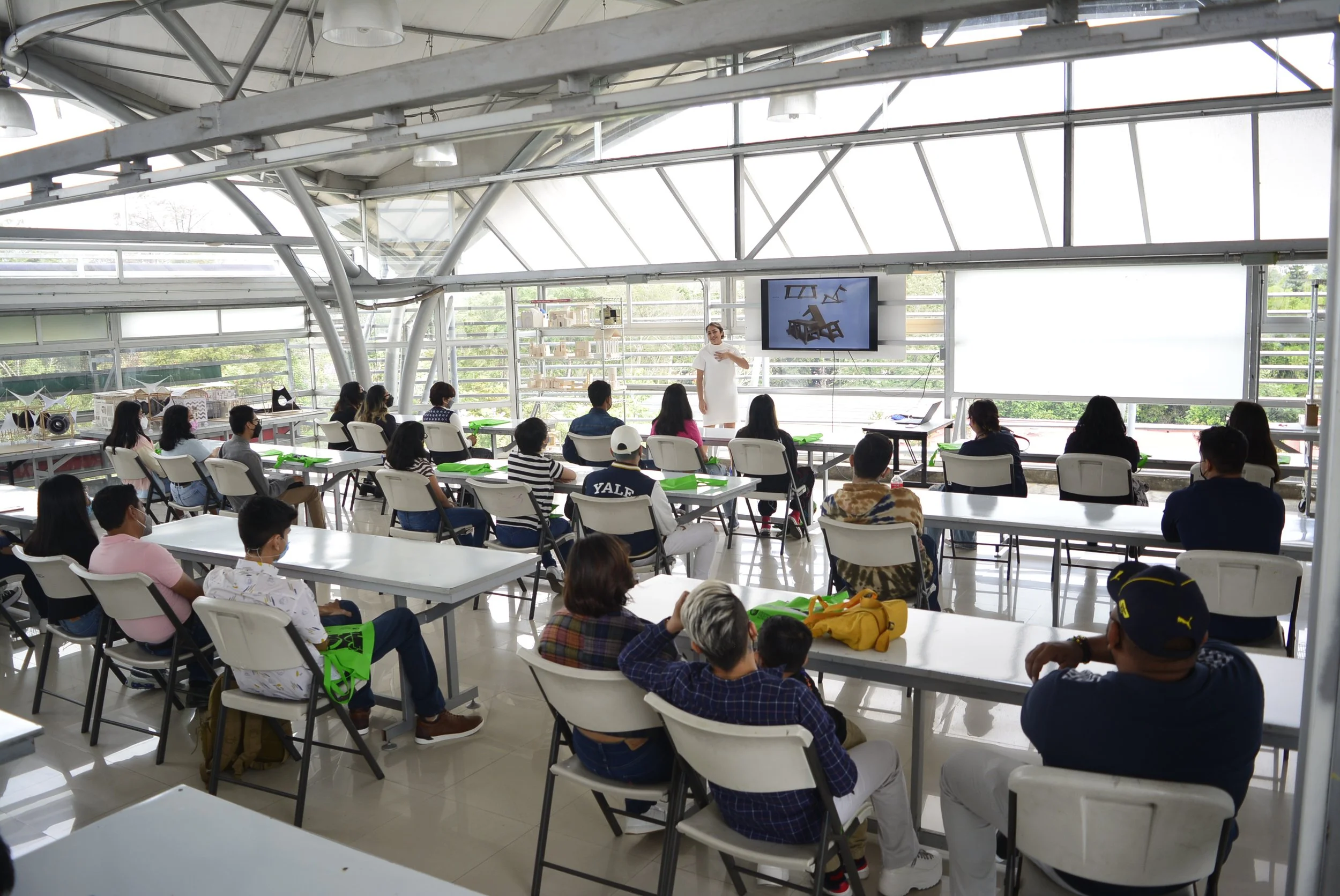Maestra dando la bienvenida a nuevos alumnos
