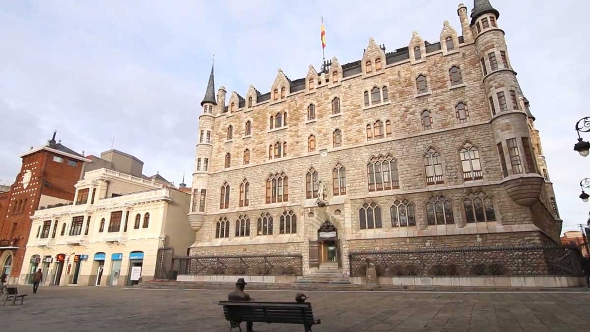 Exploring León’s Roman Walls & Gaudí’s Palacio Botines: History and Architecture at Their Finest