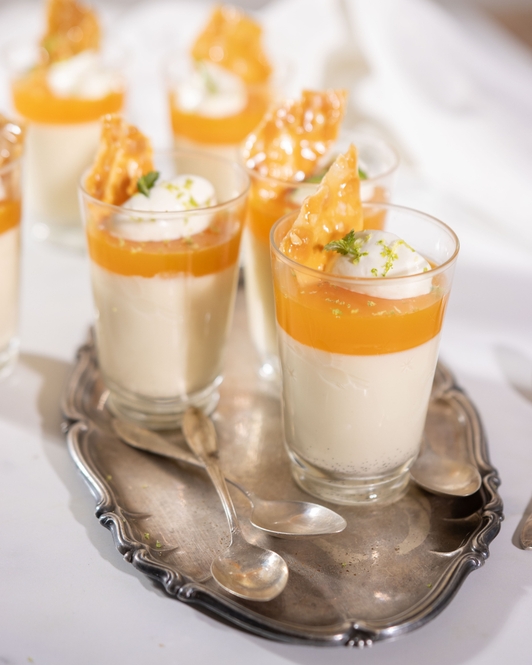 Vaniljpannacotta med passionsfrukt och mandelflarn