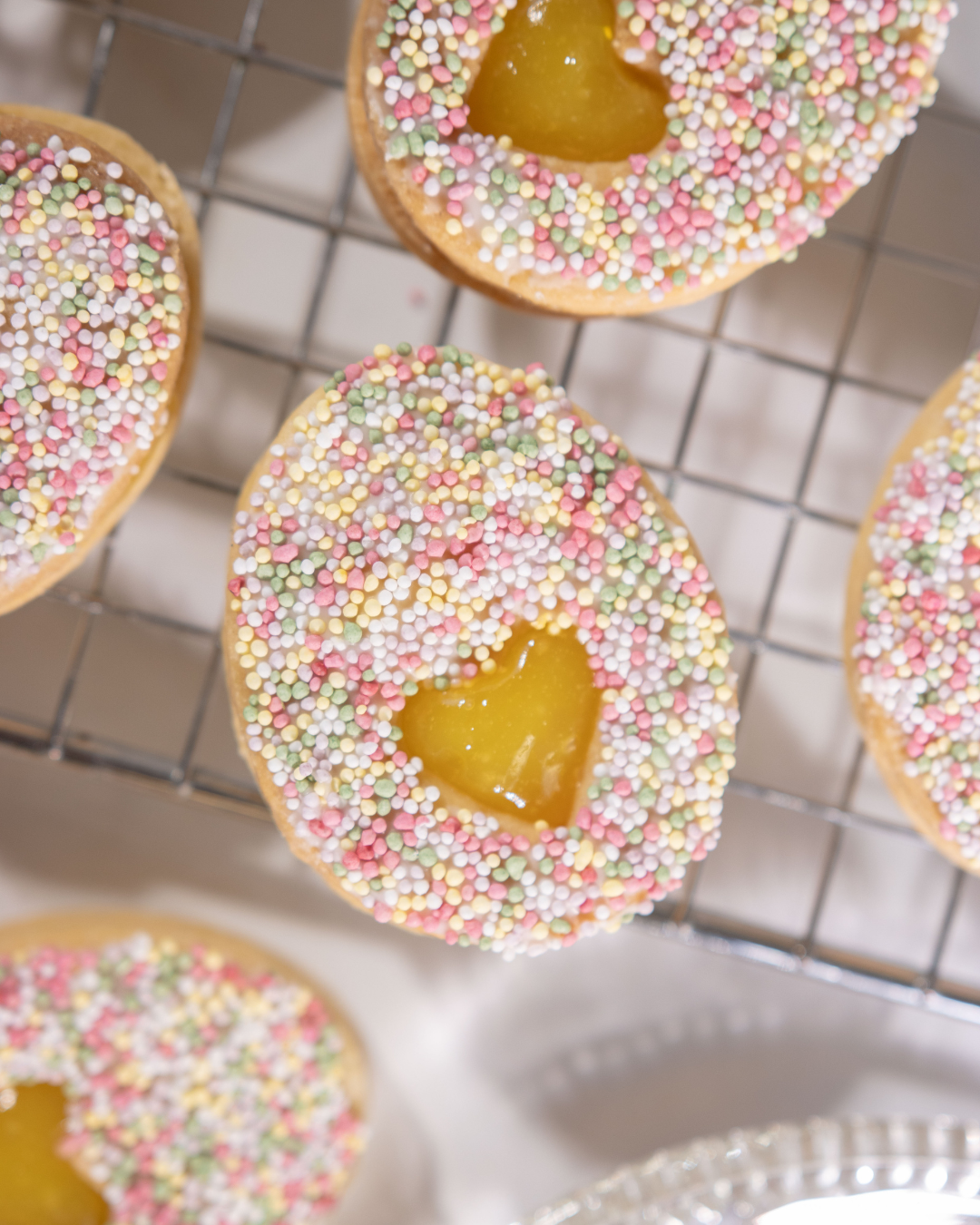 Shortbread med lemoncurd och strössel