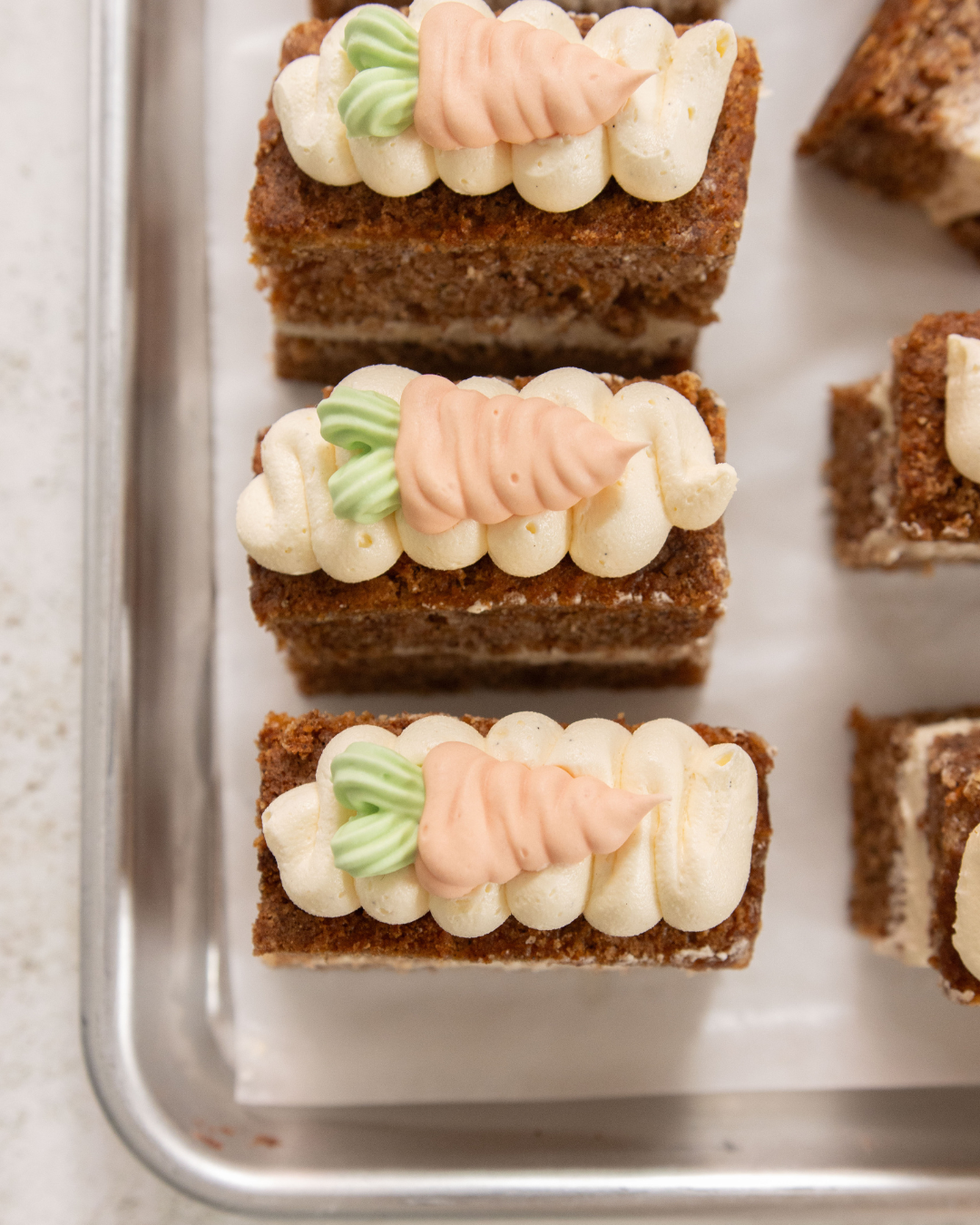 Saftig morotskaka med buttercream frosting och kristyrmorötter