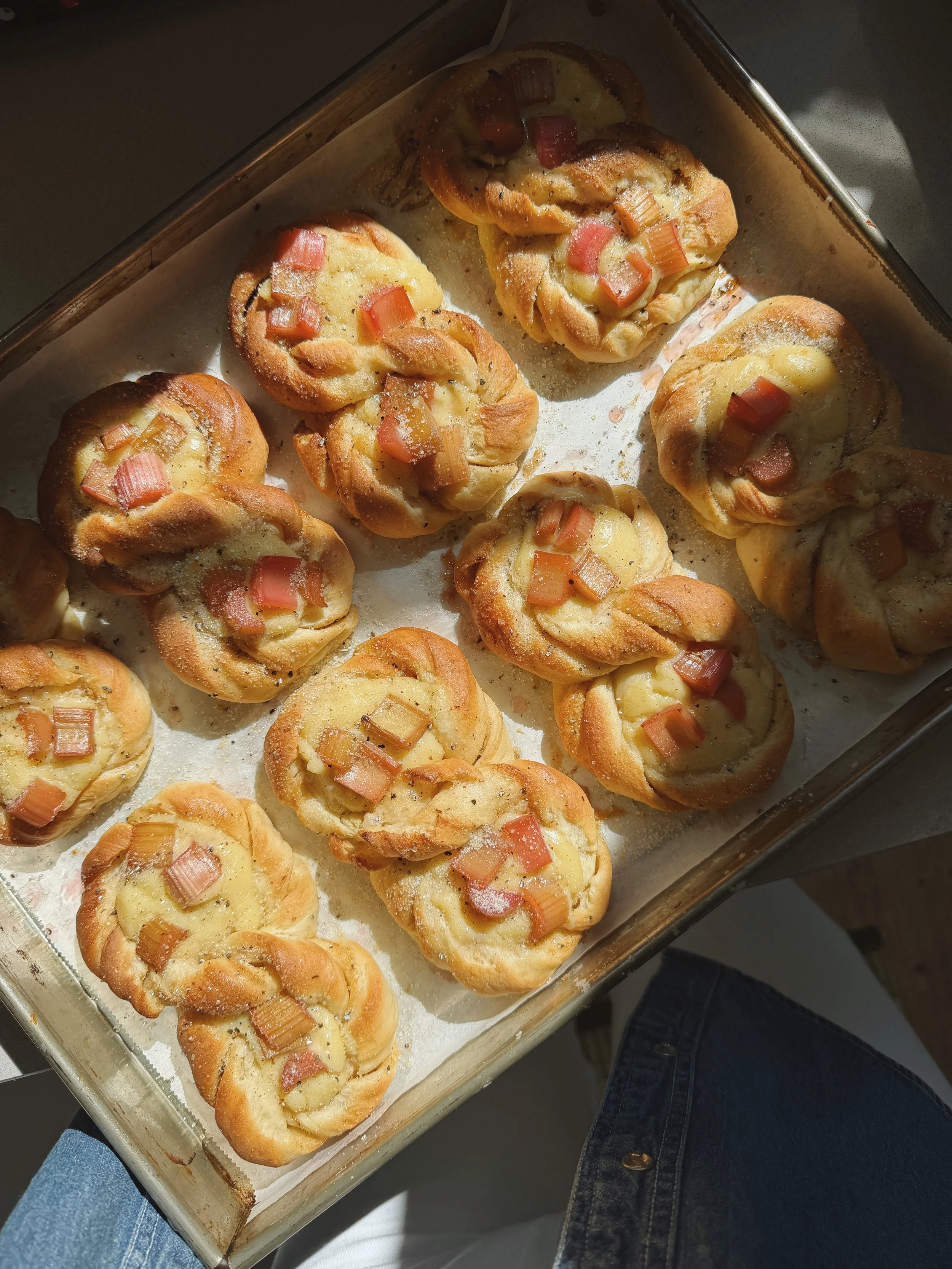 Kardemummabullar med rabarber och vaniljkräm