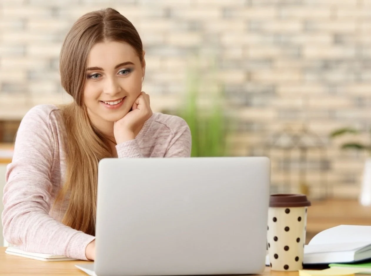 Teenager accessing online speech pathology via telehealth in Australia