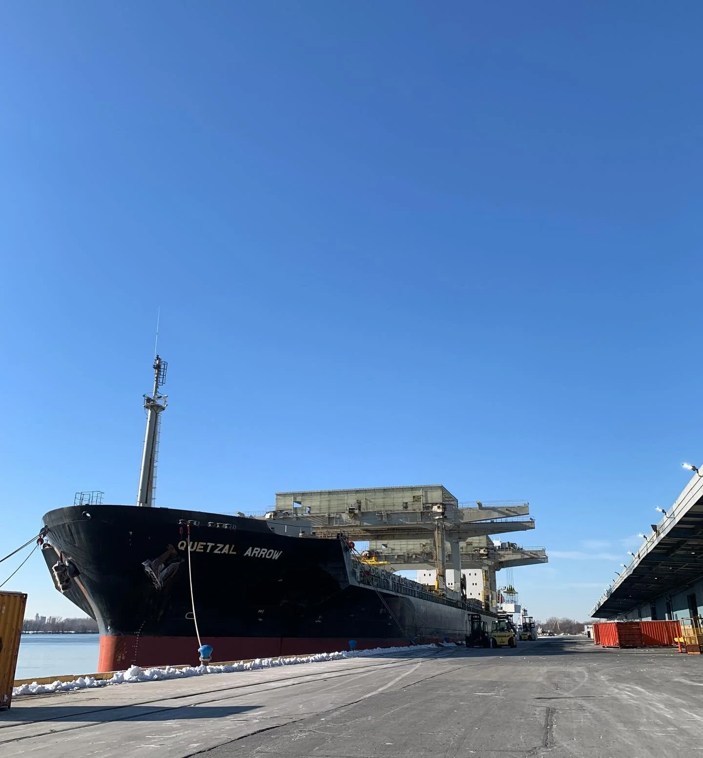 🚢Tioga Marine Terminal 🌿

Local 1291 members are hard at work unloading eucalyptus wood pulp from the Quetzal Arrow ! 💪 Their dedication keeps the supply chain moving smoothly and efficiently.

#ila #local1291 #vesselfinder